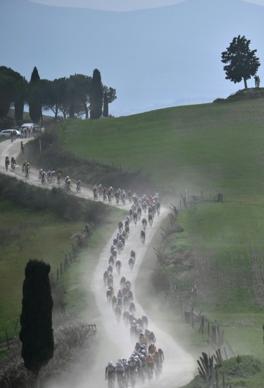 Le peloton durant la 19éme édition des Strade Bianche le 8 mars 2025 autour de Sienne