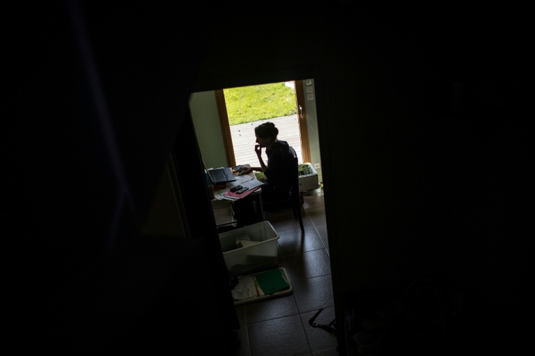 Une femme en télétravail, le 14 mai 2020 à Vertou, près de Nantes, lors des mesures de confinement prises pour enrayer la propagation de la pandémie de Covid-19 en France