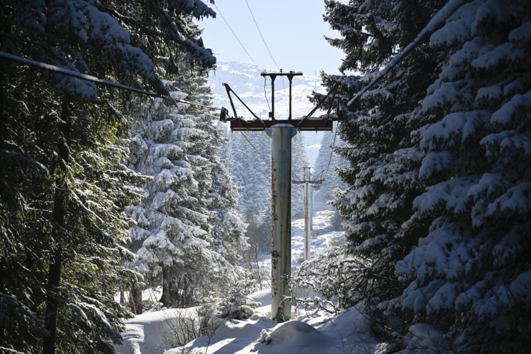 Une remontée mécanique désaffectée sur la montagne de Vitosha, le 20 février 2025 près de Sofia