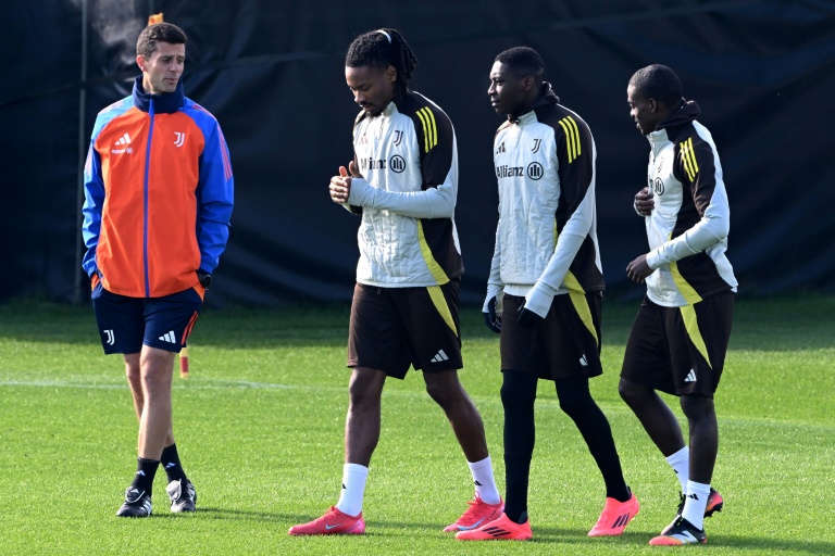 Thiago Motta avec Khephren Thuram, Randal Kolo Muani et Tim Weah, à l'entraînement avant le match de Ligue des champions contre le PSV Eindhoven le 10 février 2025