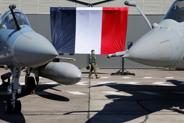 Un Mirage 2000 (à gauche) et un Rafale sur la base aérienne de Luxeuil-Saint-Sauveur (Haute-Saône), le 18 mars 2025