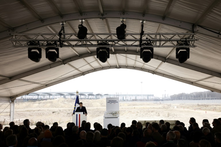 Le président Emmanuel Macron lors de la visite du chantier du futur siège de la Direction générale de la sécurité intérieure (DGSI) à Saint-Ouen, près de Paris, le 11 mars 2025