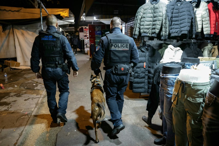 Une patrouille de police municipale lors d'une opération de lutte contre la contrefaçon, dans une rue du marché au puces de Saint-Ouen, en Seine-Saint-Denis, le 11 décembre 2023