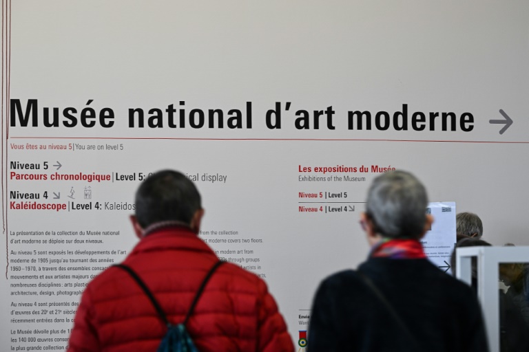 Des visiteurs à l'entrée du Musée national d'art moderne du Centre Pompidou, le 8 mars 2025 à Paris