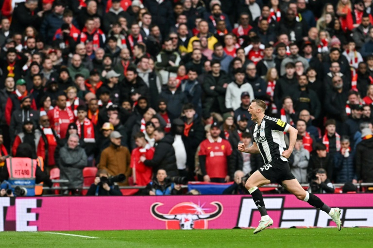 Dan Burn célèbre son but lors de la finale de League Cup remportée par Newcastle contre Liverpool (2-1) à Wembley (Londres) le 16 mars 2025