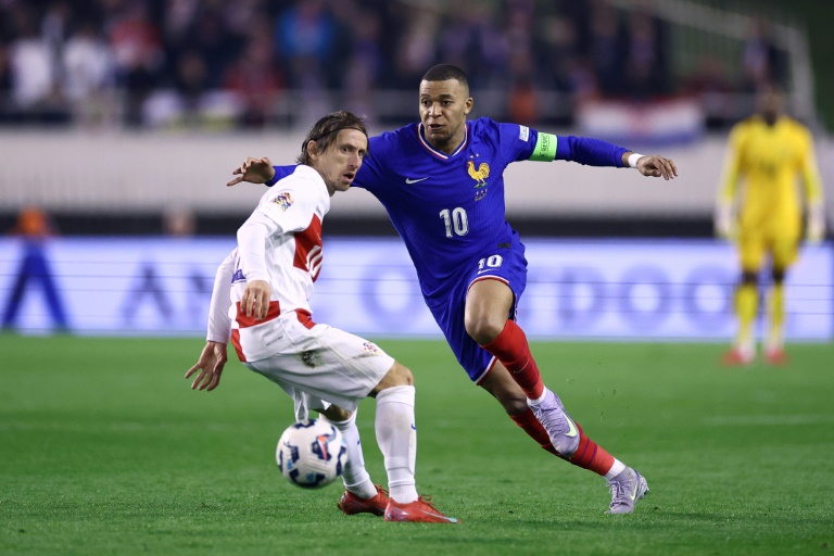 Kylian Mbappé au duel avec son coéquipier au Real Madrid Luka Modric lors de la défaite des Bleus en Croatie (2-0) en quarts de finale aller de la Ligue des nations, le 20 mars 2025 à Split