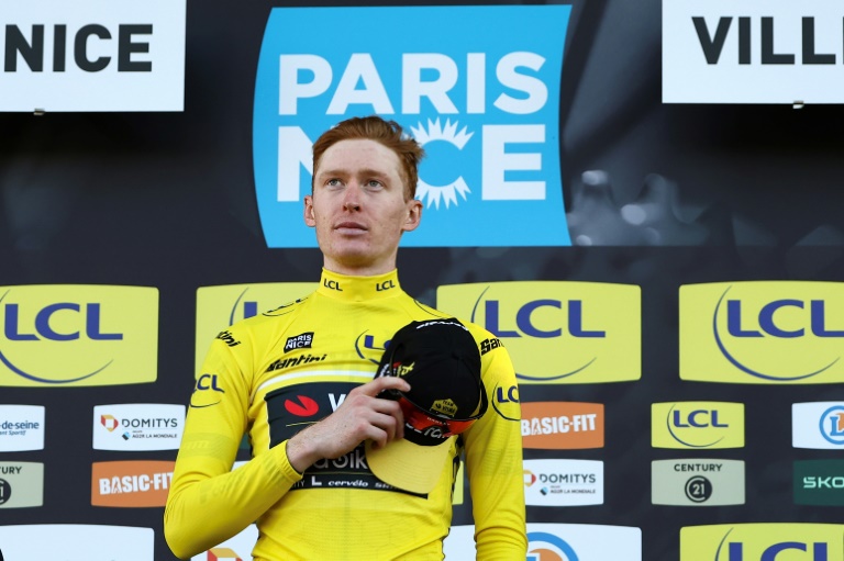 Le coureur cycliste américain Matteo Jorgenson de l'équipe Team Visma-Lease sur le podium après sa victoire dans la course Paris-Nice à Nice le 16 mars 2025.