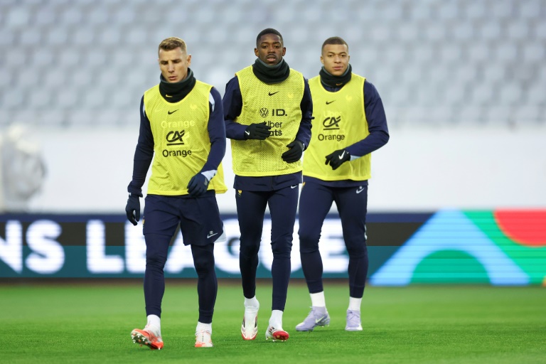 Les Français Lucas Digne (à gauche),  Ousmane Dembélé (au centre) et Kylian Mbappé lors d'un entraînement dans le Poljud Stadium de Split en Croatie le 19 mars 2025