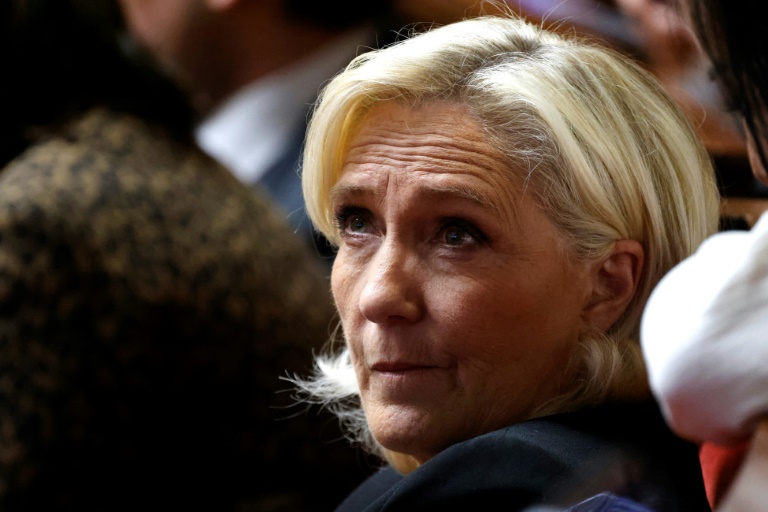 La présidente du groupe parlementaire Rassemblement National, Marine Le Pen, assiste à une séance de questions au gouvernement à l'Assemblée nationale à Paris le 4 mars 2025