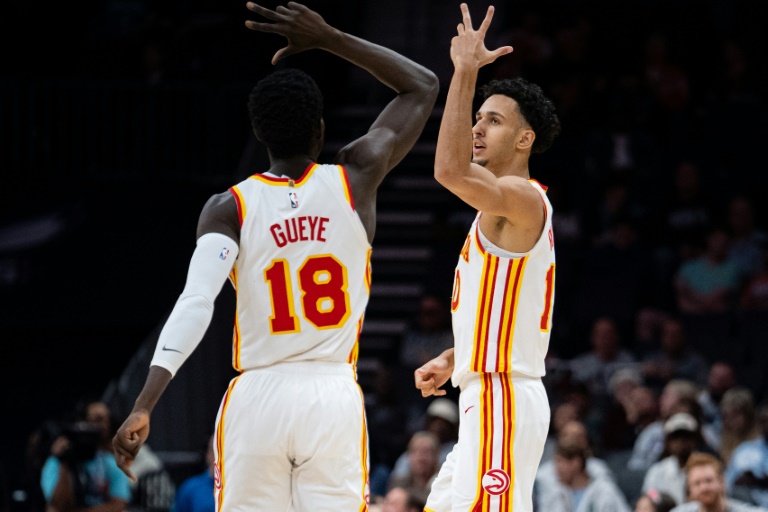 Zaccharie Risacher (Atlanta Hawks), à droite, avec  Mouhamed Gueye en NBA contre les Charlotte Hornets, à Charlotte le 18 mars 2025.