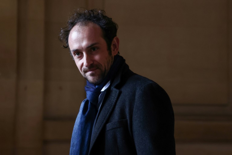 L'ex-otage et photojournaliste Edouard Elias arrive au procès de Mehdi Nemmouche et de ses coaccusés, le 26 février 2025 à Paris