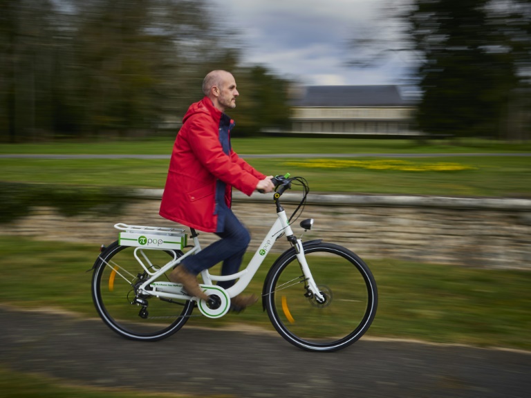 Adrien Lelièvre, diplômé en ingénierie mécanique, inventeur du vélo électrique sans batterie Pi-Pop, le 13 mars 2025 à Olivet, dans le Loiret