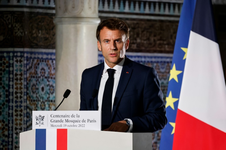 Le président Emmanuel Macron prononce un discours lors d'une visite à la Grande Mosquée de Paris, le 19 octobre 2022