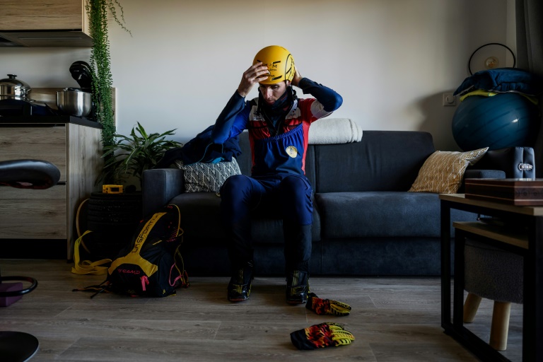 Le Français Thibault Anselmet, champion de ski-alpinisme, s'équipe avant un entraînement près de la station de Saint-Foy-Tarentaise (Savoie)