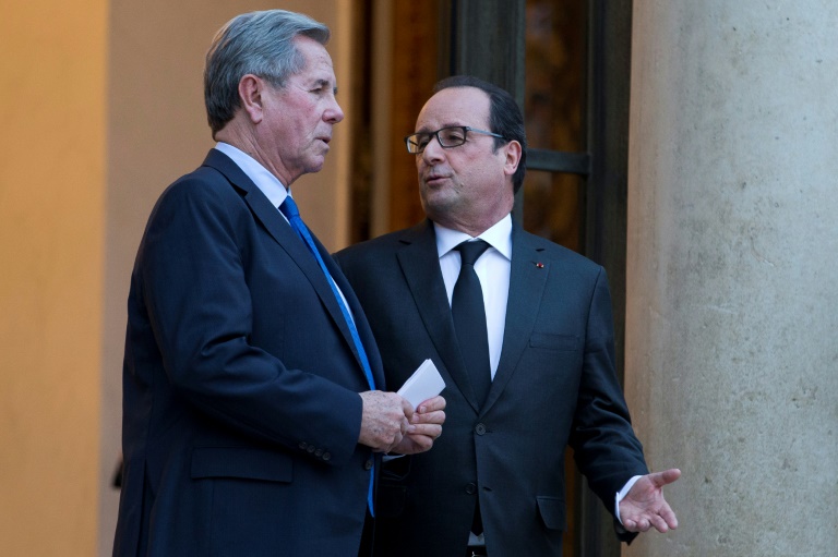 François Hollande (D), alors président de la République, et Jean-Louis Debré, alors président du Conseil constitutionnel, le 5 janvier 2016 à Paris