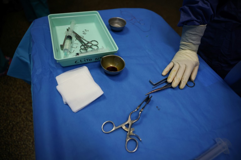 Des instruments utilisés pendant une chirurgie reconstructive sur une patiente ayant subi une mutilation génitale féminine (MGF), à l'hôpital André Grégoire de Montreuil, près de Paris, le 4 mars 2025