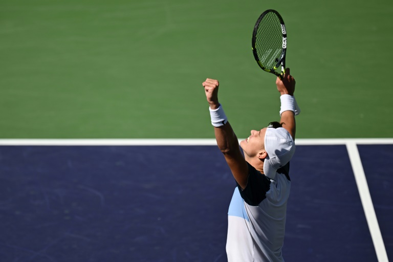 Le Danois Holger Rune célèbre sa victoire sur le Russe Daniil Medvedev lors de la demi-finale du simple messieurs à Indian Wells, en Californie, le 15 mars 2025