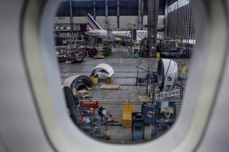 Un hangar de maintenance d'Air France vu depuis l'intérieur d'un avion à l'aéroport de Roissy, près de Paris, le 4 février 2025