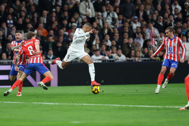 Kylian Mbappé (g) face à Antoine Griezmann lors d'un match entre le Real et l'Atlético en Liga, le 8 février 2025 au stade Bernabéu