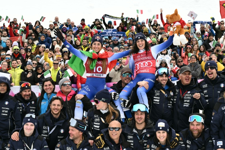 Les Italiennes Federica Brignone et Sofia Goggia après le super-G de La Thuile le 14 mars 2025