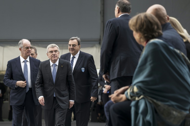 (De gauche à droite) Le président de la Grèce, Konstantinos Tasoulas, le président sortant du Comité International Olympique (CIO), Thomas Bach, et le président du Comité Olympique grec, Isidoros Kouvelos, quittent les lieux à la fin de la cérémonie d'ouverture de la 144e Session du CIO sur le site archéologique de l'ancienne Olympie, berceau des Jeux olympiques antiques dans le sud de la Grèce, le 18 mars 2025.