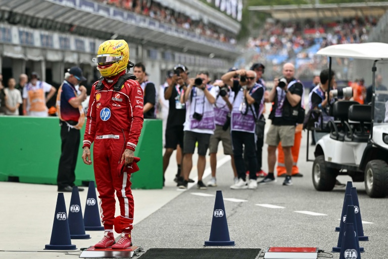 Lewis Hamilton, le pilote britannique de Ferrari, à la pesée après la séance de qualification du Grand Prix d'Australie de Formule 1 sur le circuit d'Albert Park à Melbourne, le 15 mars 2025