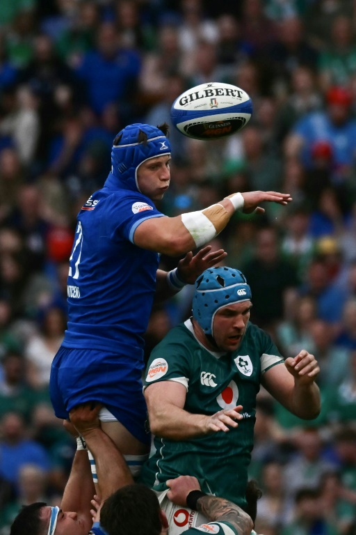 Les joueurs de rugby irlandais Tadhg Beirne ((à droite) et italien Ross Vintcent (à gauche) lors du match du Tournoi des six nations entre l'Italie et l'Irlande au Stadio Olimpico à Rome le 15 mars 2025.