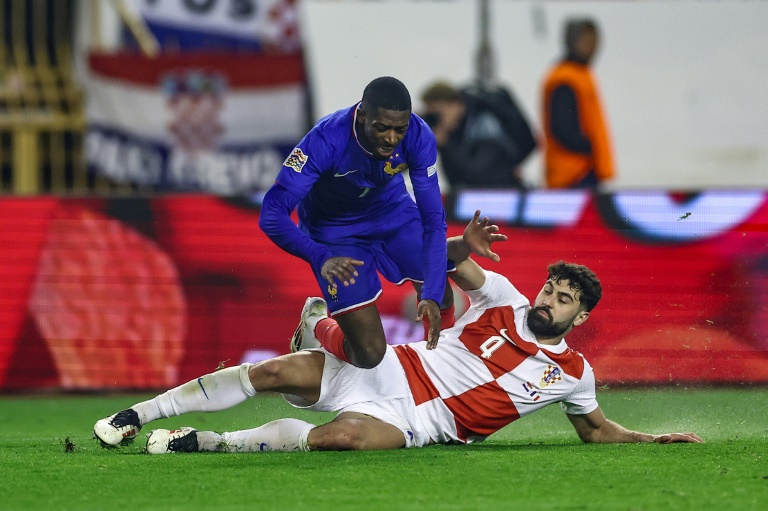 L'attaquant de l'équipe de France Ousmane Dembele taclé par le Croate Josko Gvardiol match de Ligue des nations en Croatie, à Split le 20 mars 2025.