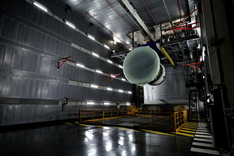 Un réacteur passé au banc d'essais dans un hangar de maintenance d'Air France à l'aéroport de Roissy, près de Paris, le 4 février 2025