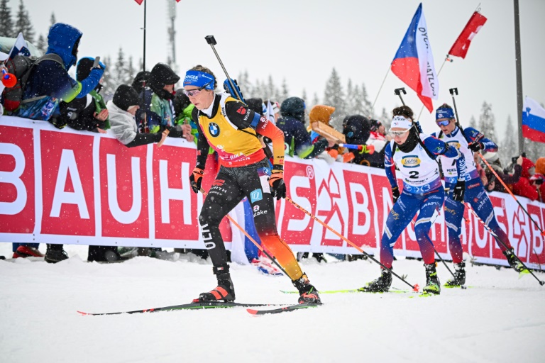 Franziska Preuss devant Lou Jeanmonnot et Justine Braisaz-Bouchet lors de la mass start de Pokljuka, le 15 mars 2025