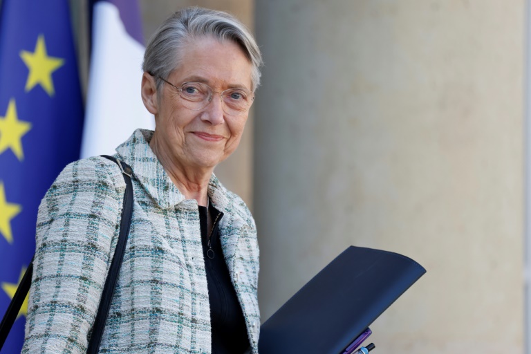 La ministre de l'Éducation nationale, de l'Enseignement supérieur et de la Recherche, Elisabeth Borne, quitte le conseil des ministres hebdomadaire à l'Élysée, à Paris, le 19 mars 2025