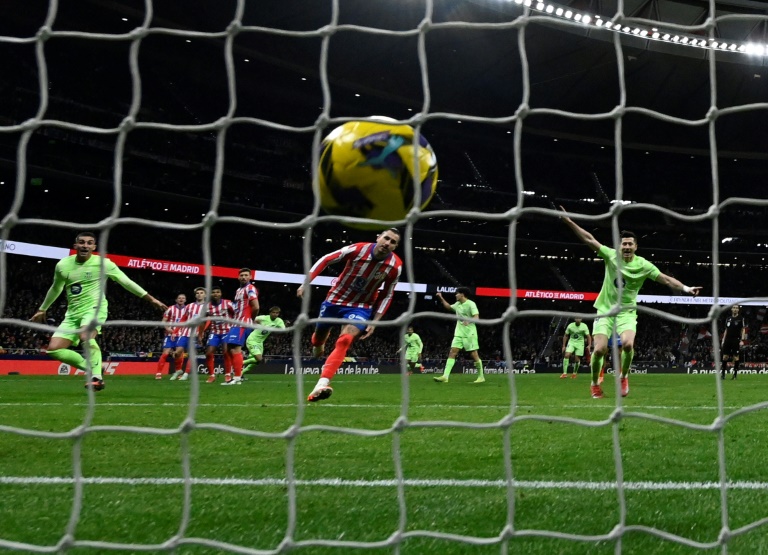 Ferran Torres (à gauche) marque le 4e but de son équipe de Barcelone lors du match de championnat d'Espagne contre l'Atlético Madrid au stade Metropolitano à Madrid le 16 mars 2025.