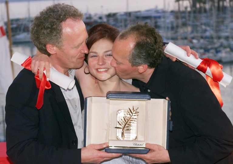 L'actrice belge Emilie Dequenne et les réalisateurs Luc et Jean-Pierre Dardenne posent avec la Palme d'or au 52e Festival de Cannes, le 23 mai 1999