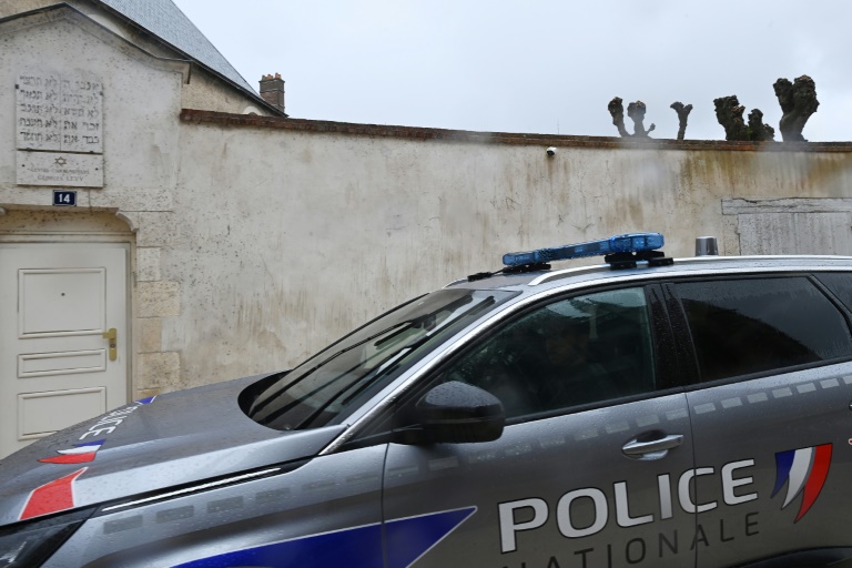 Une voiture de police devant la synagogue d'Orléans, le 23 mars 2025