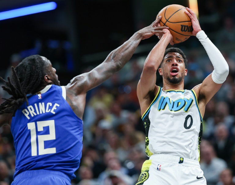 Tyrese Haliburton (#0), des Indiana Pacers, au tir face à Taurean Prince (#12), des Milwaukee Bucks, le 11 mars 2025 à Indianapolis