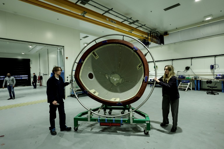 Des techniciens travaillent sur le radôme (nez) d'un avion dans un hangar de maintenance d'Air France à l'aéroport  de Roissy, près de Paris, 4 février 2025