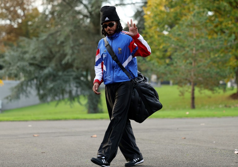 Le défenseur de l'équipe de France Jules Koundé arrive en survêtement vintage lors d'un rassemblement des Bleus à Clairefontaine (Yvelines), le 11 novembre 2024