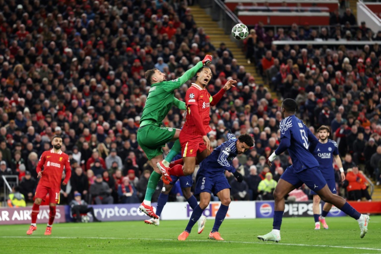 Gianluigi Donnarumma s'impose devant le capitaine de Liverpool Virgil van Dijk à Anfield le 11 mars 2025