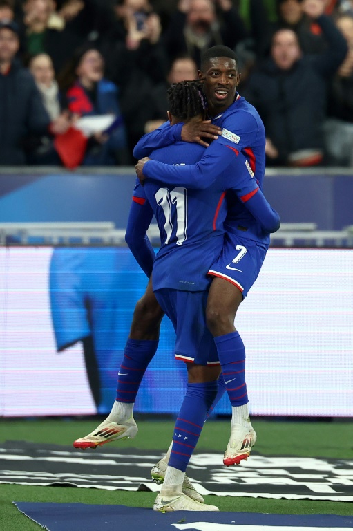 Ousmane Dembele (d), buteur, dans les bras de Michael Olise, passeur décisif, lors de la victoire aux tirs au but face à la Croatie en quart de finale de la Ligue des nations, le 23 mars 2025 au Stade de France