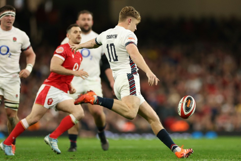 Le joueur de rugby anglais Fin Smith (à droite) lors du match du Tournoi des six nations entre l'Angleterre et le pays de Galles à Cardiff le 15 mars 2025.