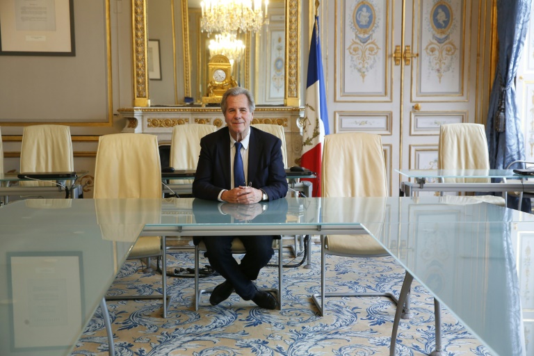 Jean-Louis Debré, alors président du Conseil constitutionnel, pose à son bureau le 9 février 2016 à Paris