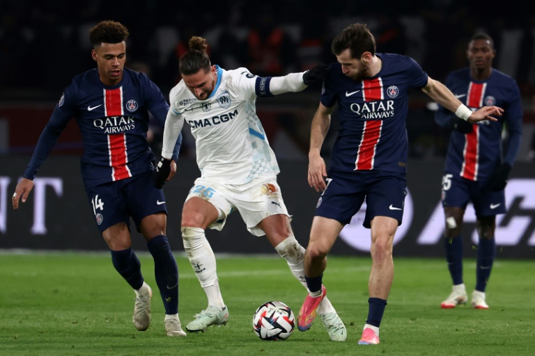 Le Marseillais Adrien Rabiot entouré de Désiré Doué et Khvicha Kvaratskhelia lors du match entre le PSG et l'OM (3-1) au Parc des Princes en clôture de la 26e journée de Ligue 1 le 16 mars 2025