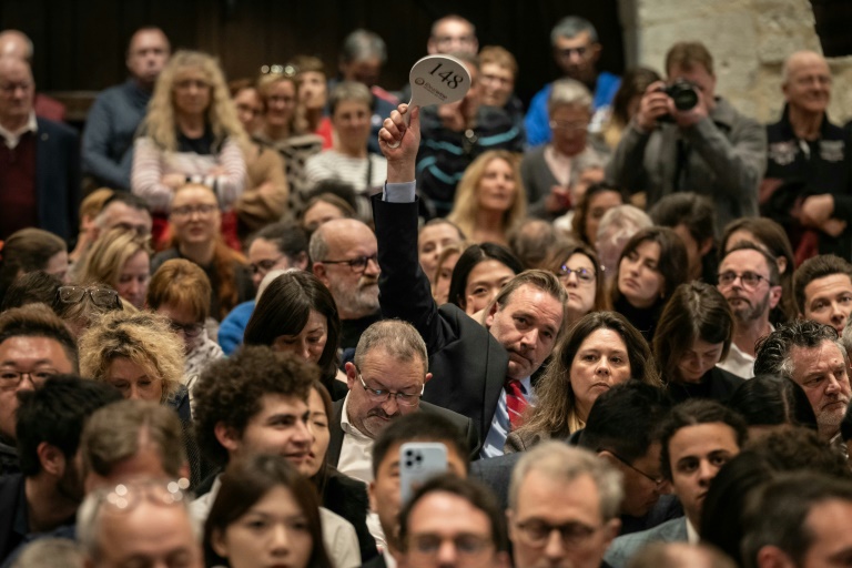 Un acheteur renchérit lors de la 64e vente aux enchères des vins des Hospices de Nuits au Château du Clos Vougeot à Vougeot, le 9 mars 2025 en Côte d'Or