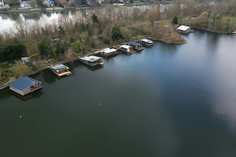 Vue aérienne de chalets flottants sur l'étang de la Galiotte, le 13 mars 2025 à Carrières-sous-Poissy, dans les Yvelines