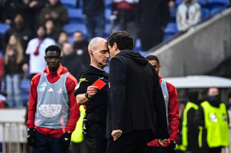 L'entraineur de l'OL Paulo Fonseca (D) s'énerve et approche sa tête de celle de Benoit Millot (G) lors de la rencontre face à Brest, à Décines-Charpieu, le 2 mars 2025