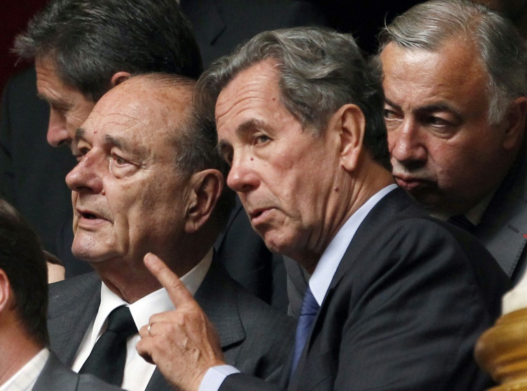 L'ancien président Jacques Chirac (G) assiste à l'hommage rendu à Henri Cuq à l'Assemblée nationale aux côtés du président du Conseil Constitutionnel Jean-Louis Debré (C) le 29 juin 2010 à Paris