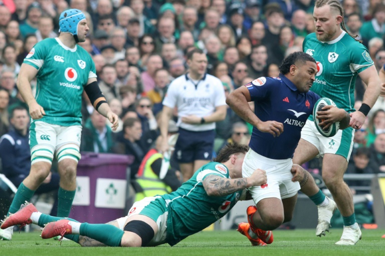 Le Français Peato Mauvaka est plaqué par l'Irlandais Andrew Porter lors du match du Tournoi des six nations entre la France et l'Irlande, le 8 mars 2025 à Dublin