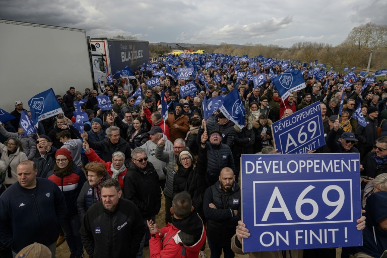 Des manifestants mobilisés à Castres dans le Tarn, le 8 mars 2025, pour la poursuite du chantier de l'A69 suspendu par la justice