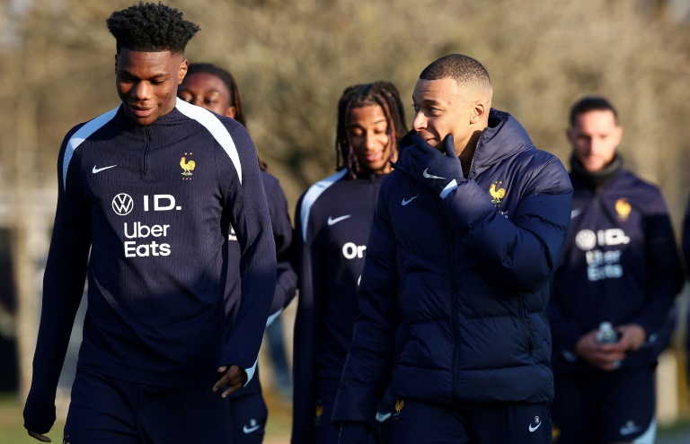 Aurelien Tchouaméni et Kylian Mbappé  discutent avant un entraînement au Centre National du Football à Clairefontaine-en-Yvelines près de  Paris le 17 mars 2025