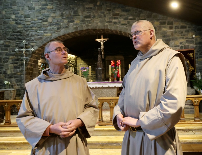 Le père Christophe Gapais (d), nouveau prieur de la communauté de Riaumont, et le père Hervé Tabourin, dans la chapelle du village d'enfants de Riaumont, le 7 mars 2025 à Liévin, dans le Pas-de-Calais